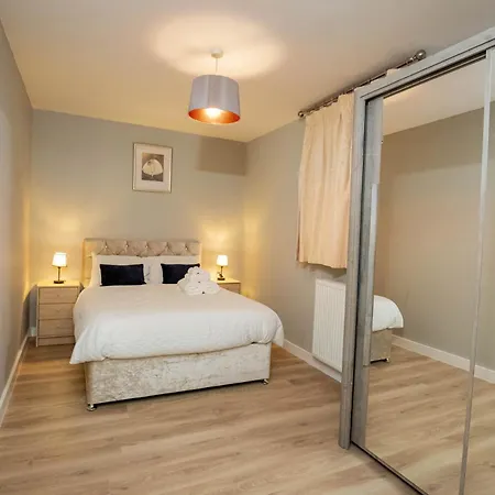 Modern Spacious 2 Bed Apartment Wolverhampton With Free Secure Parking Exterior photo
