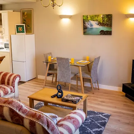 Modern Spacious 2 Bed Apartment Wolverhampton With Free Secure Parking Exterior photo