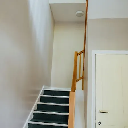 Modern Spacious 2 Bed Apartment Wolverhampton With Free Secure Parking Exterior photo