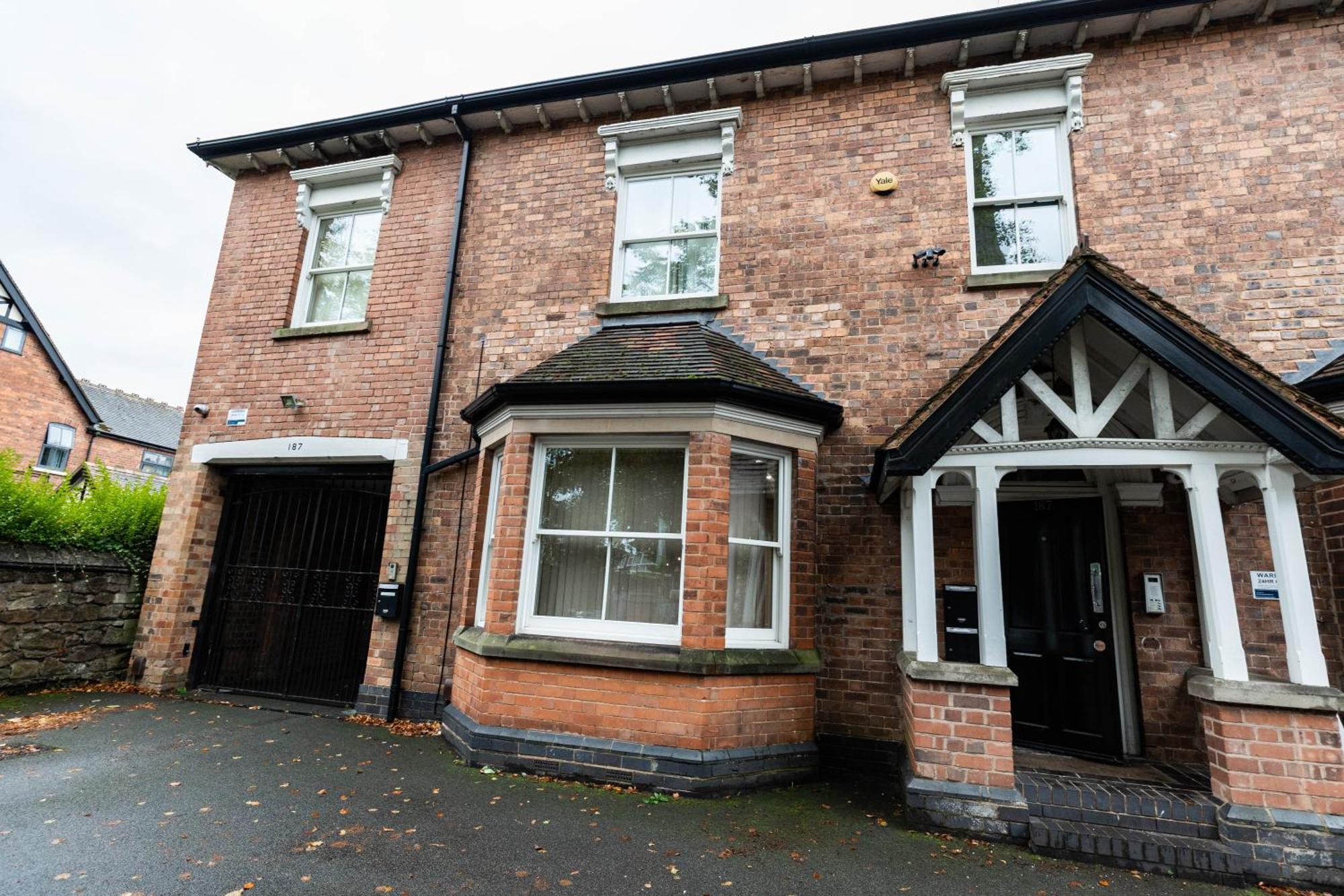 Modern Spacious 2 Bed With Free Secure Parking Wolverhampton