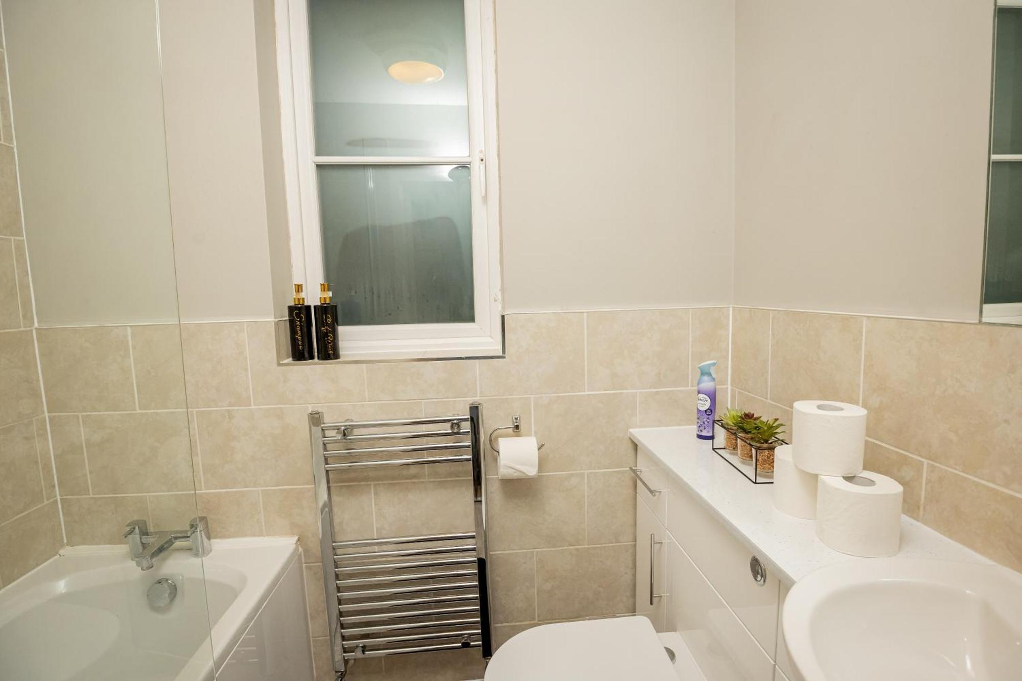 Appartement Modern Spacious 2 Bed With Free Secure Parking *