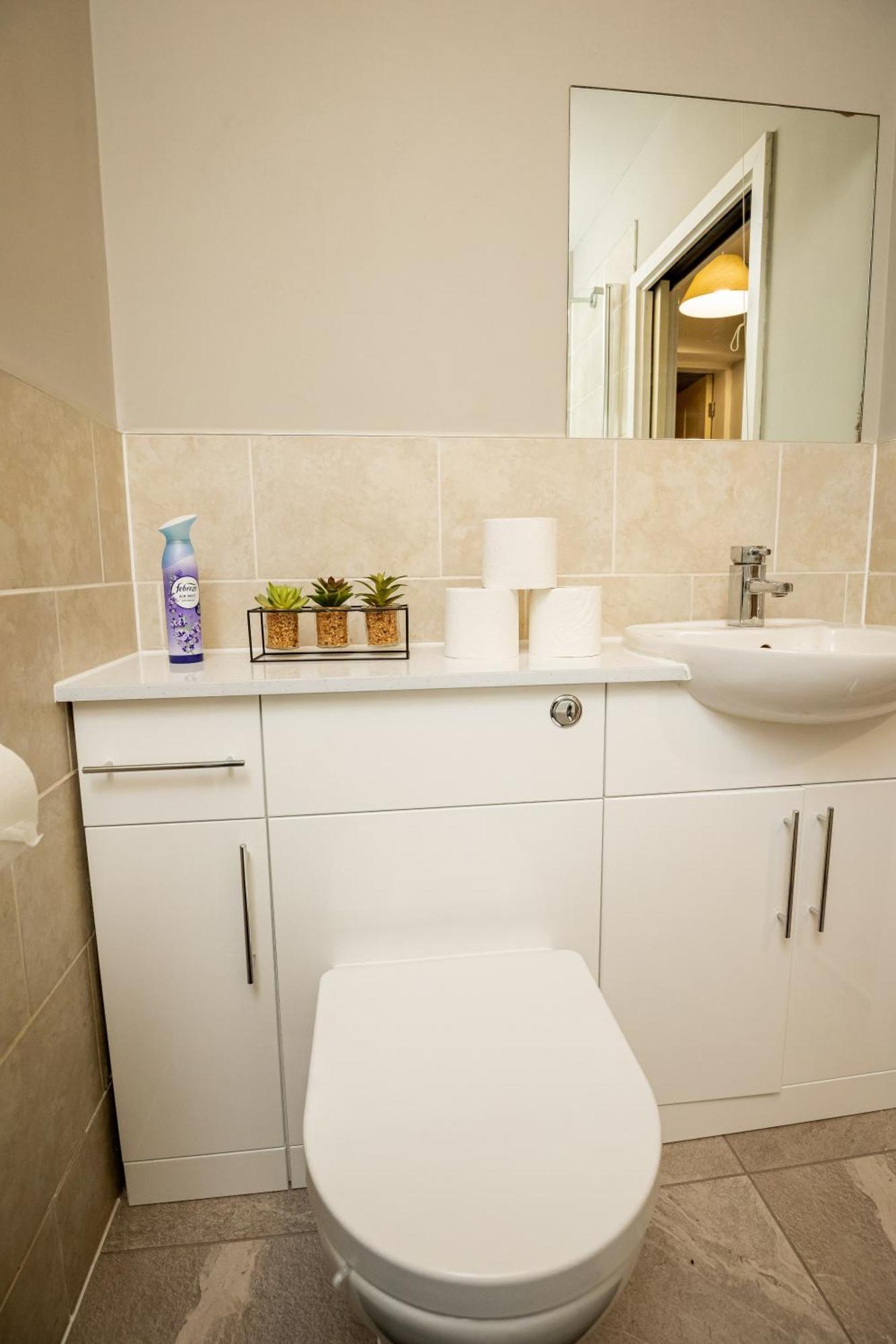 Modern Spacious 2 Bed With Free Secure Parking Wolverhampton