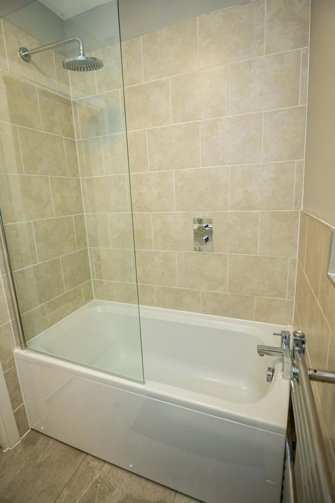 Modern Spacious 2 Bed With Free Secure Parking * Wolverhampton