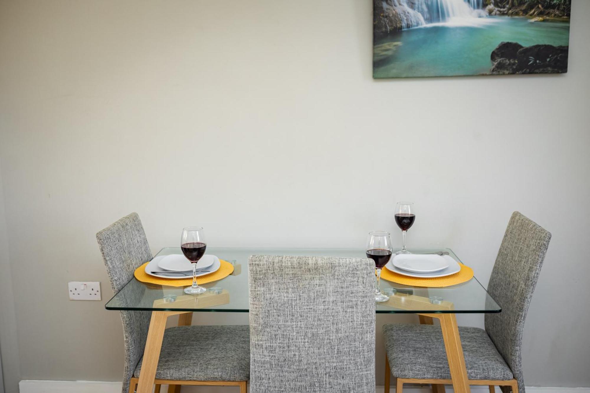 Modern Spacious 2 Bed With Free Secure Parking Appartement *